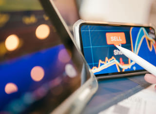 Operador multimercado revisando alternativas de Bitcoin, Ethereum y forex